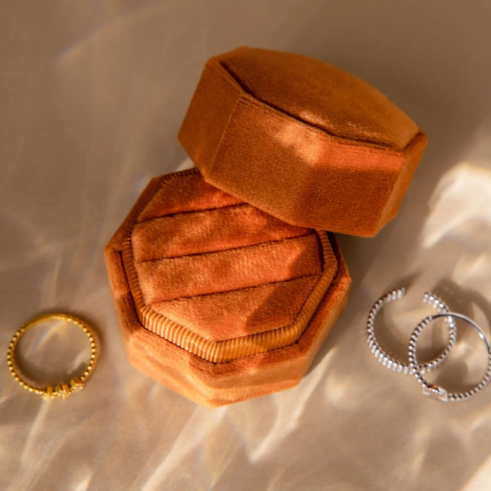 3 Slot Velvet Ring Box - Image 2
