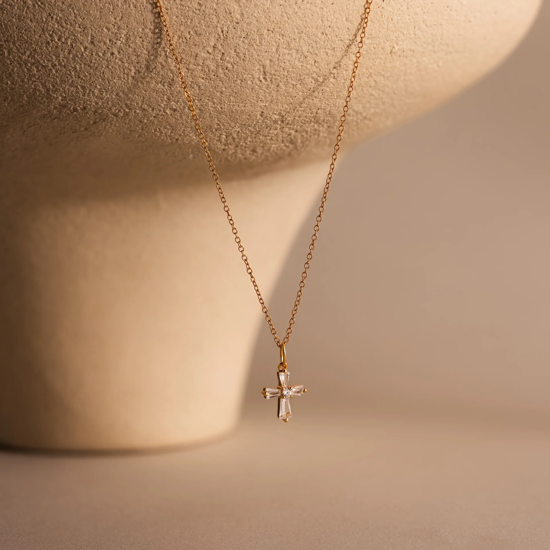 Art Deco Cross Necklace in 18K Gold - Image 5