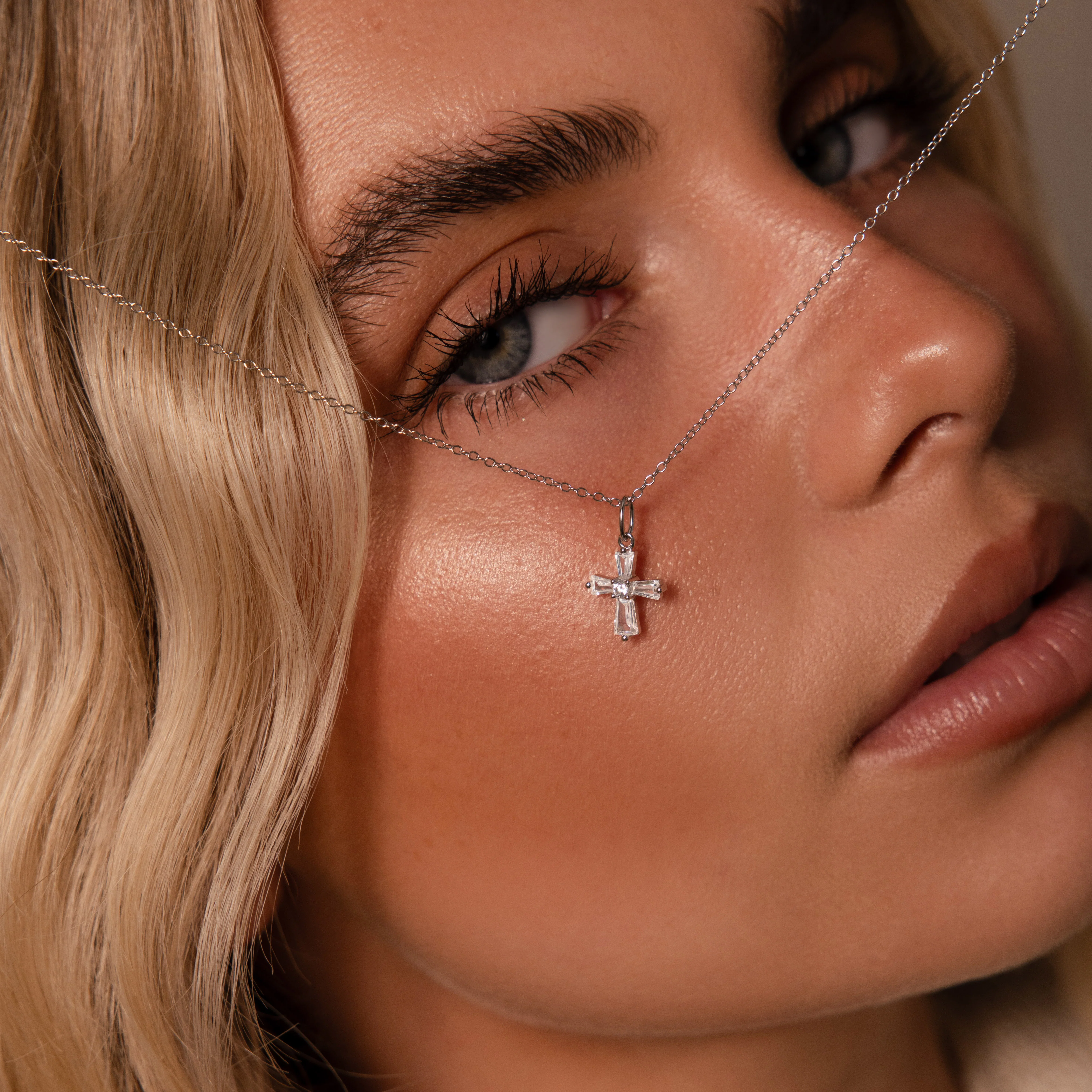 Art Deco Cross Necklace in Silver - Image 4