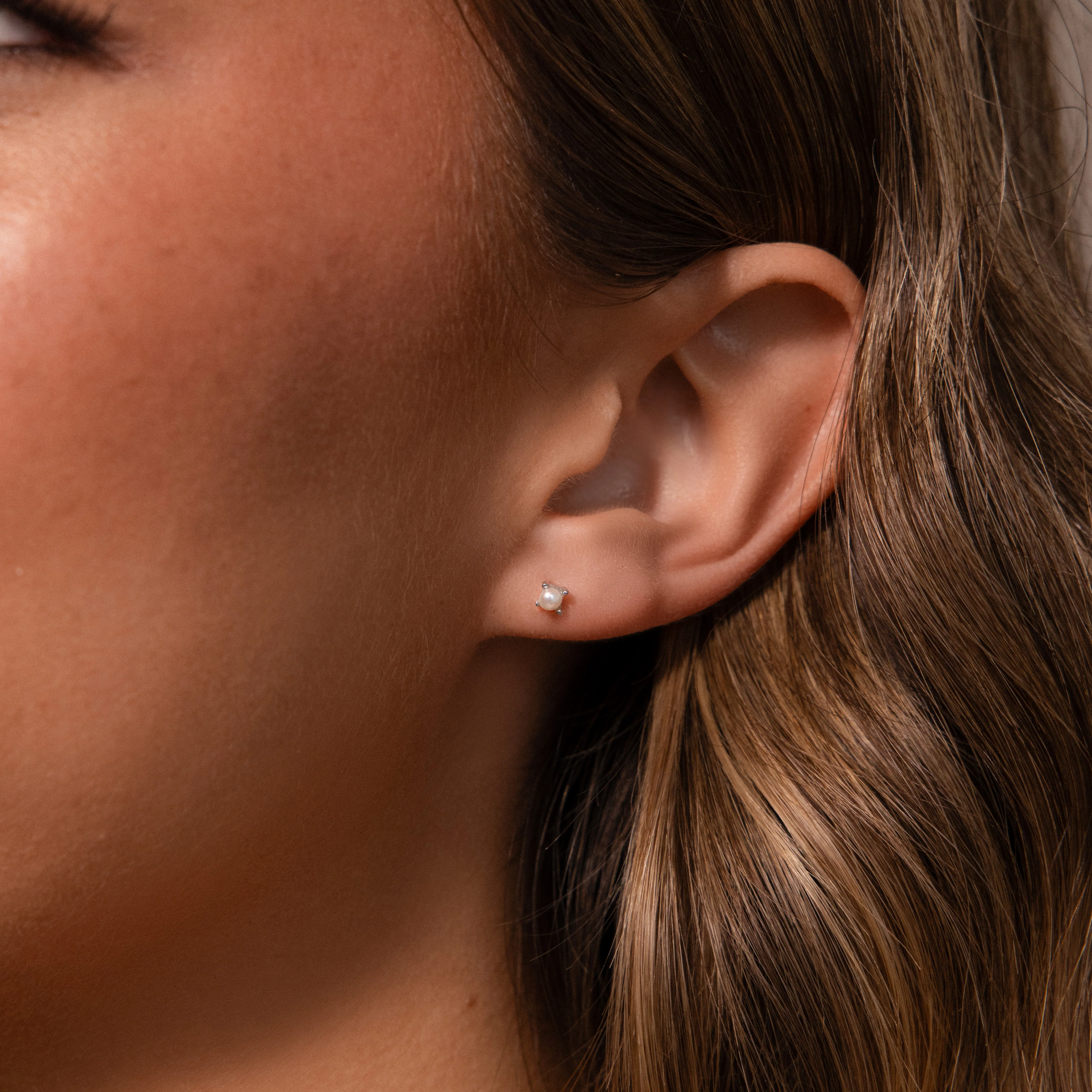 Baby Venus Flatback Studs in Silver - Image 2