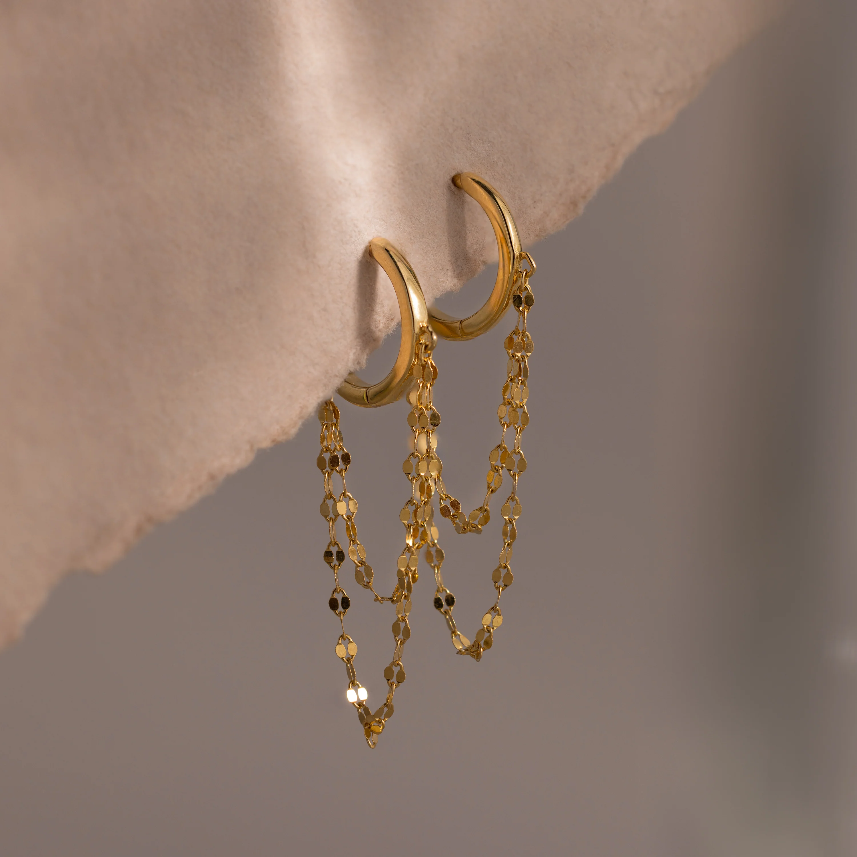 Duo Mirror Chain Huggies in 18K Gold - Image 5