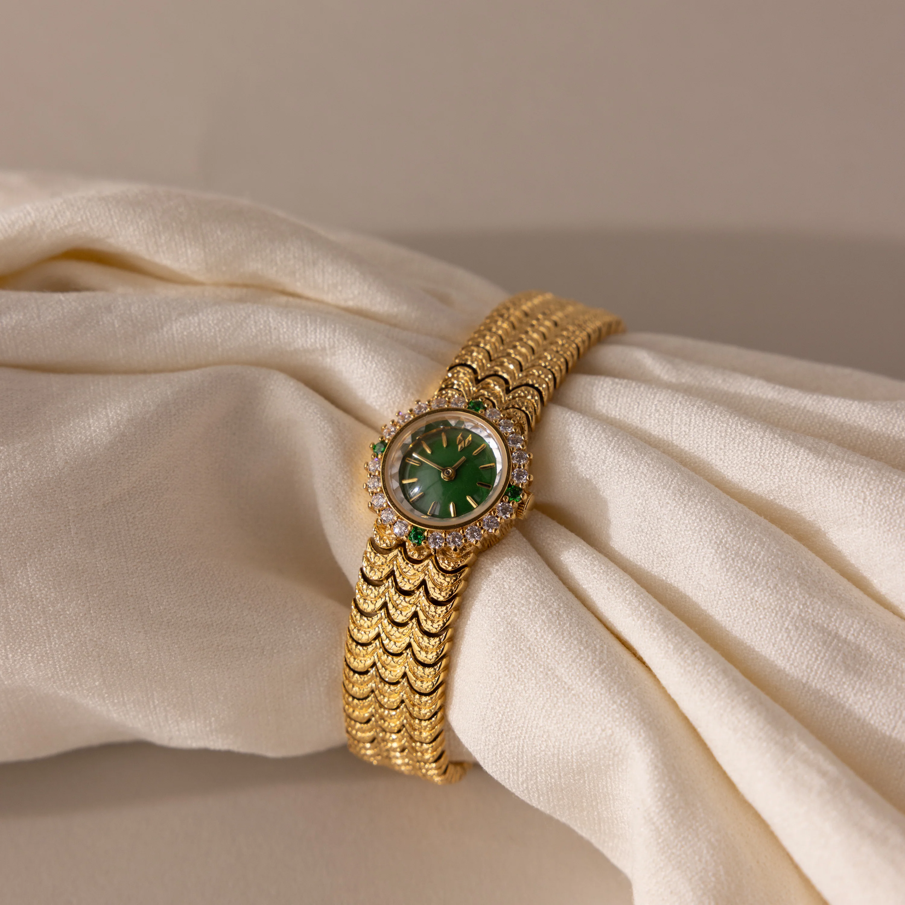 Emerald Scalloped Timepiece - Image 5