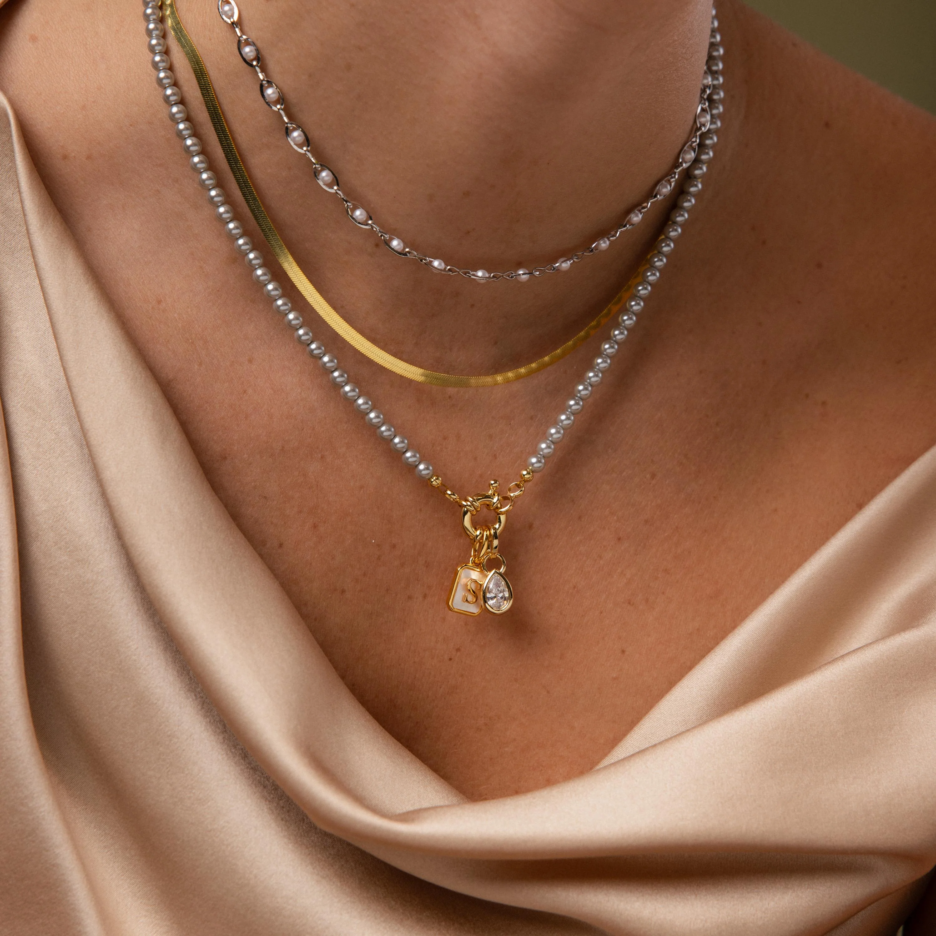 Grey Pearl Charm Necklace in 18K Gold - Image 4