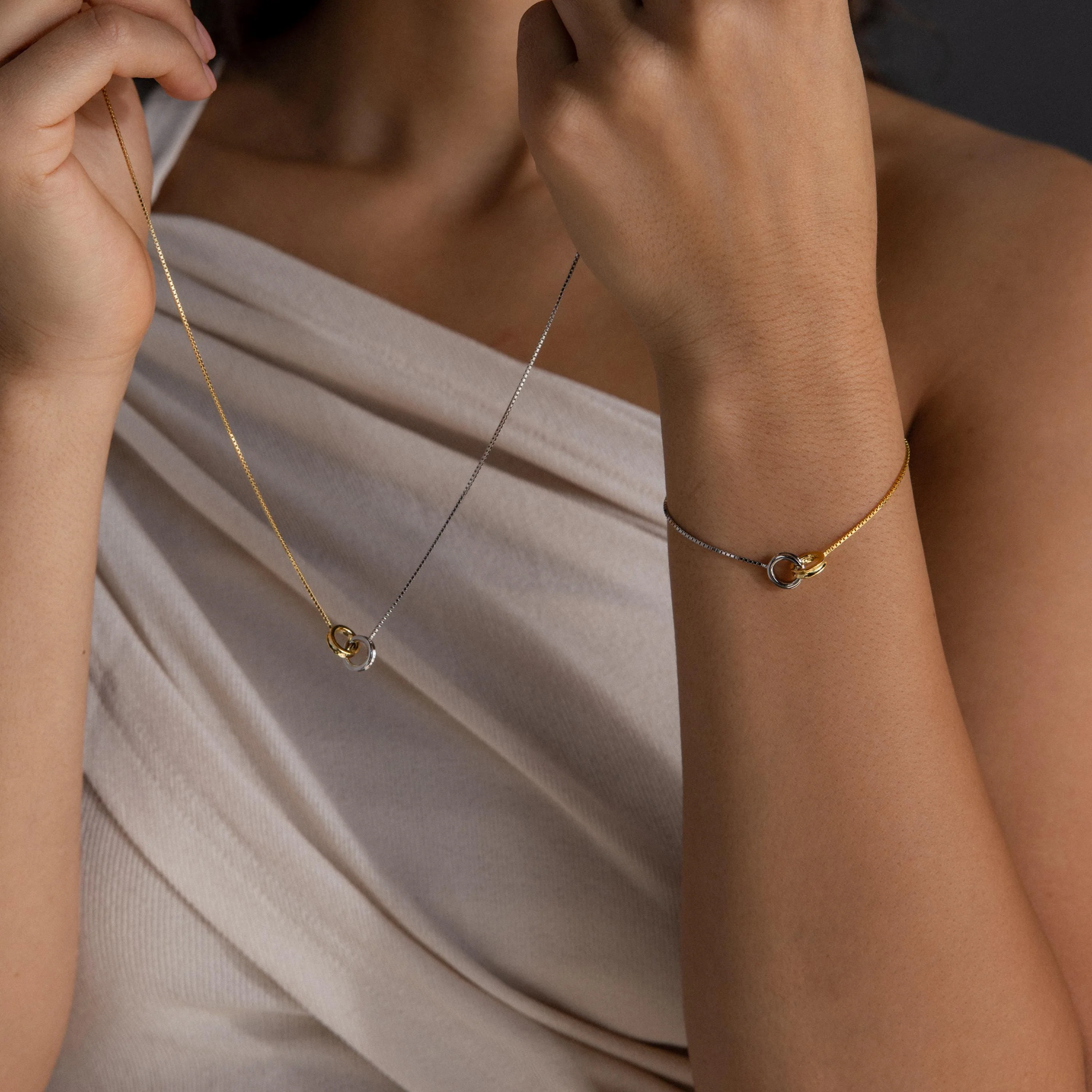 Interlocking Circles Necklace and Bracelet Set - Image 6