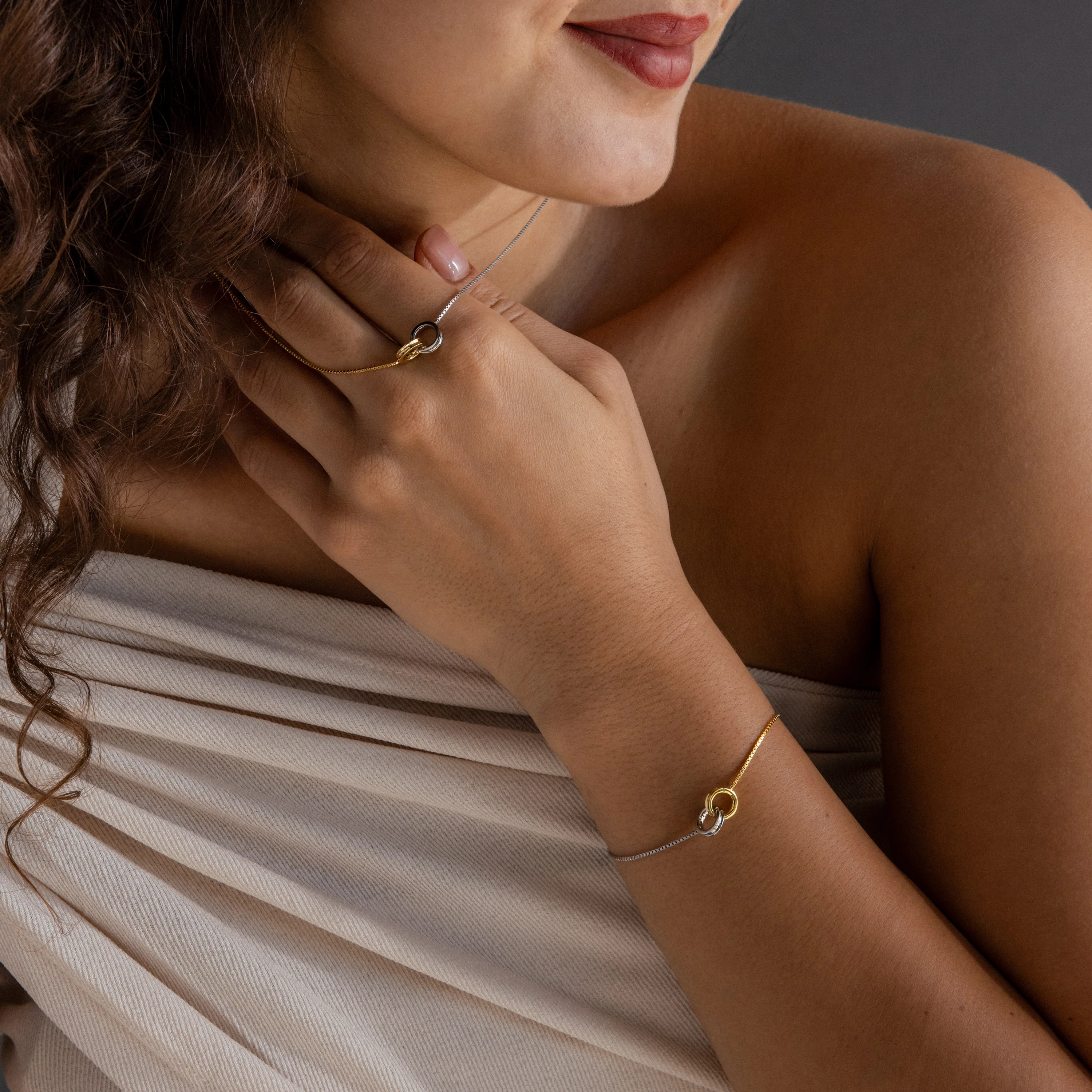 Interlocking Circles Necklace and Bracelet Set - Image 8