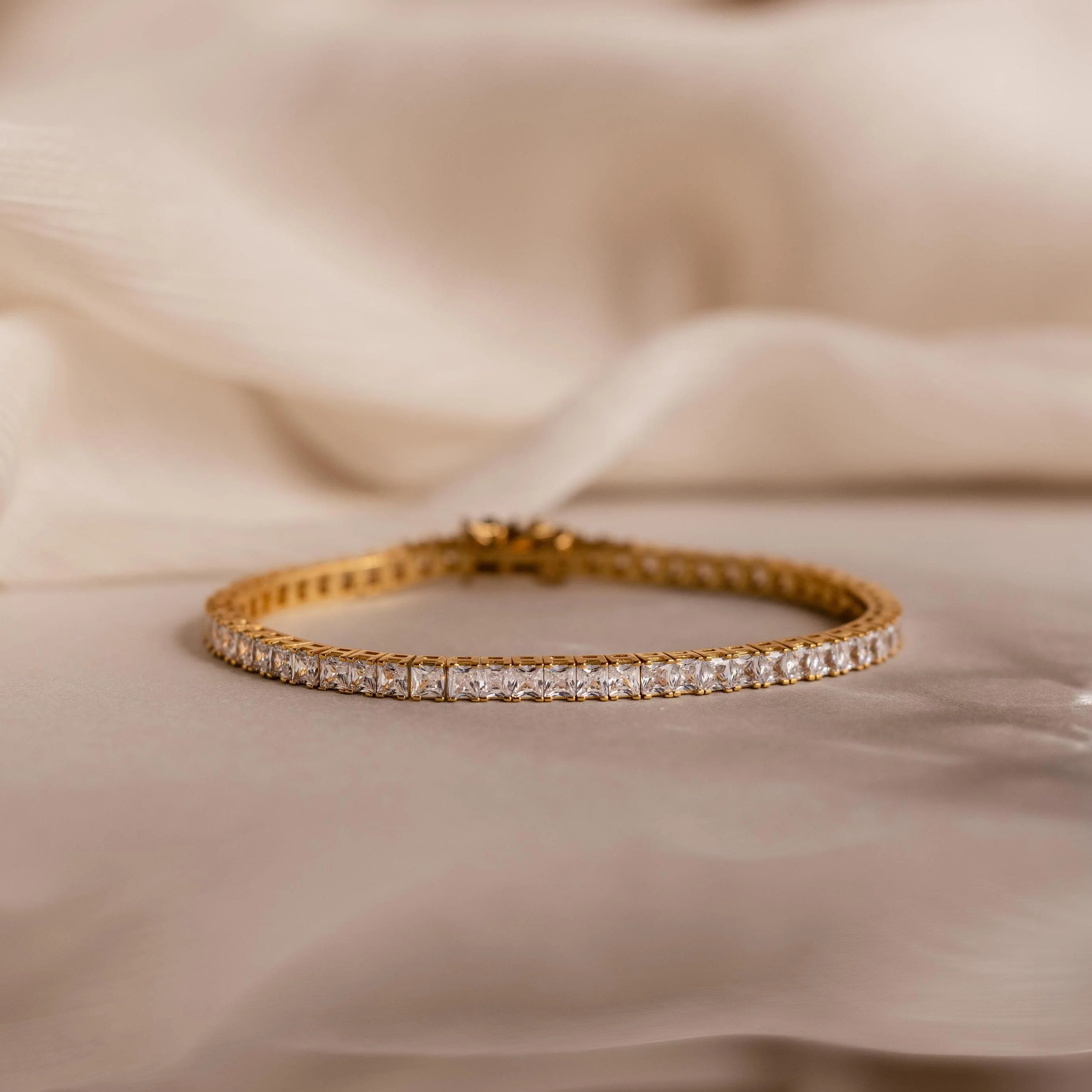 Princess Diamond Tennis Bracelet in 18K Gold - Image 7