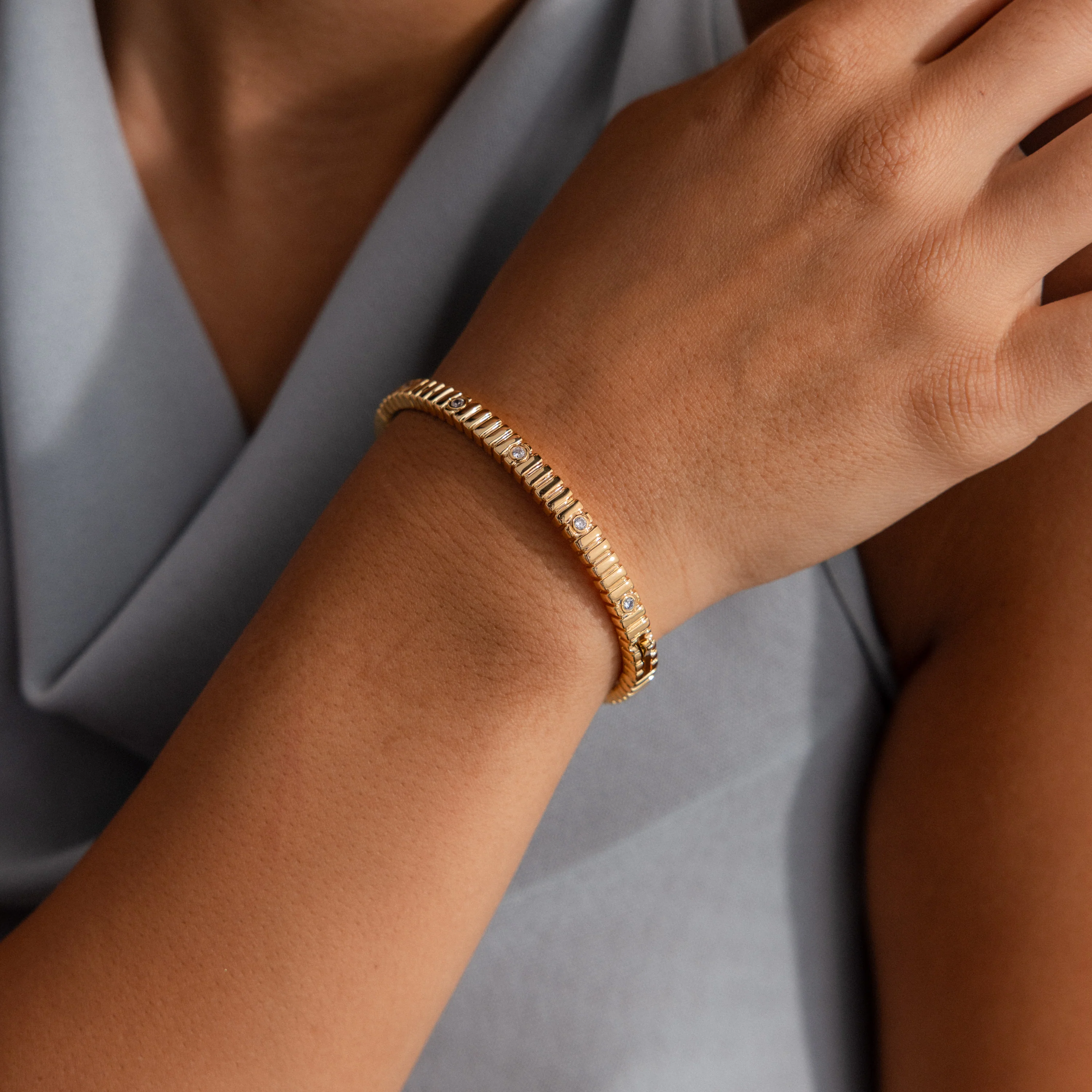 Ribbed Diamond Bangle in 18K Gold - Image 2
