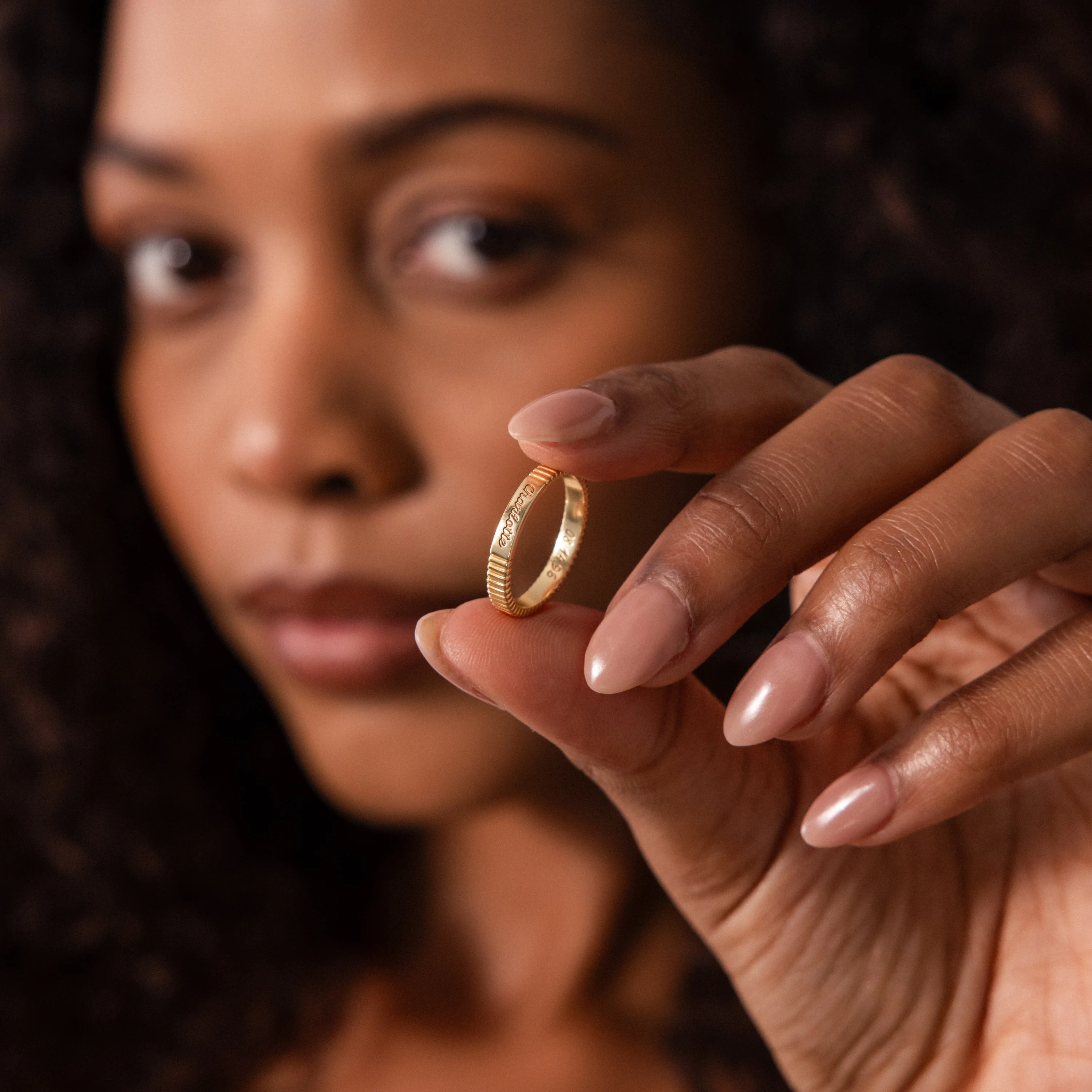 Ribbed Name Ring in 18K Gold - Image 4