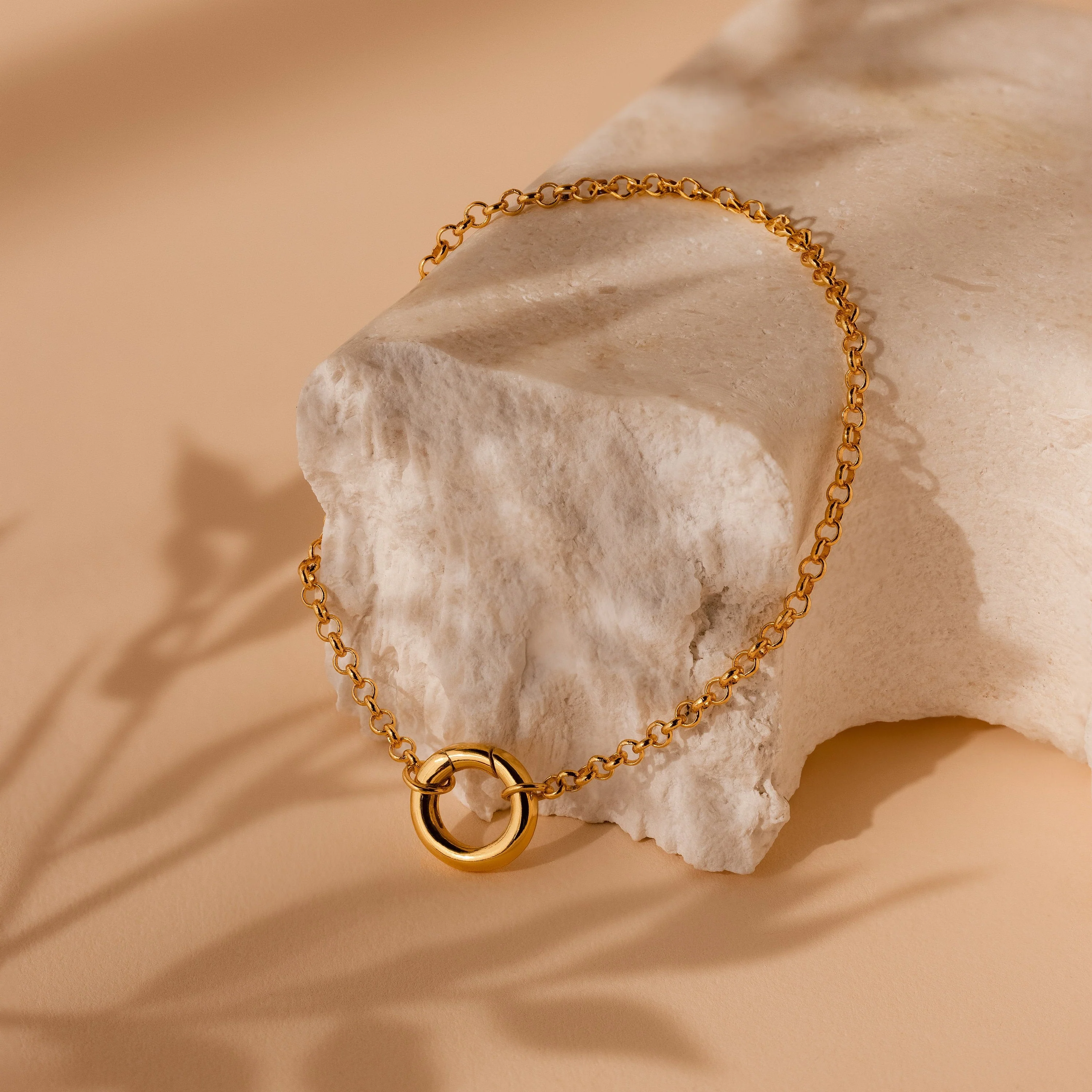 Rolo Circle Charm Bracelet in 18K Gold - Image 4