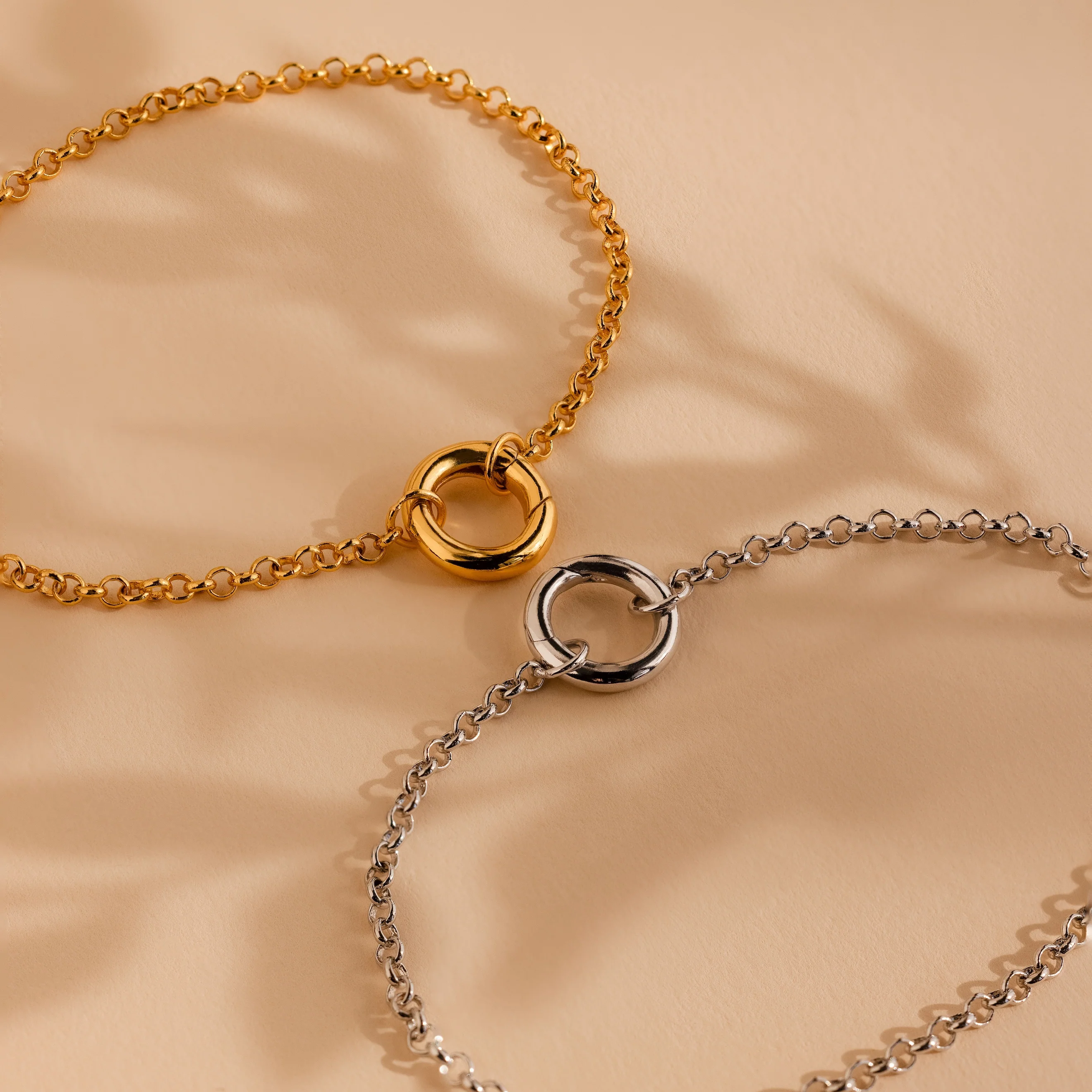 Rolo Circle Charm Bracelet in 18K Gold - Image 8