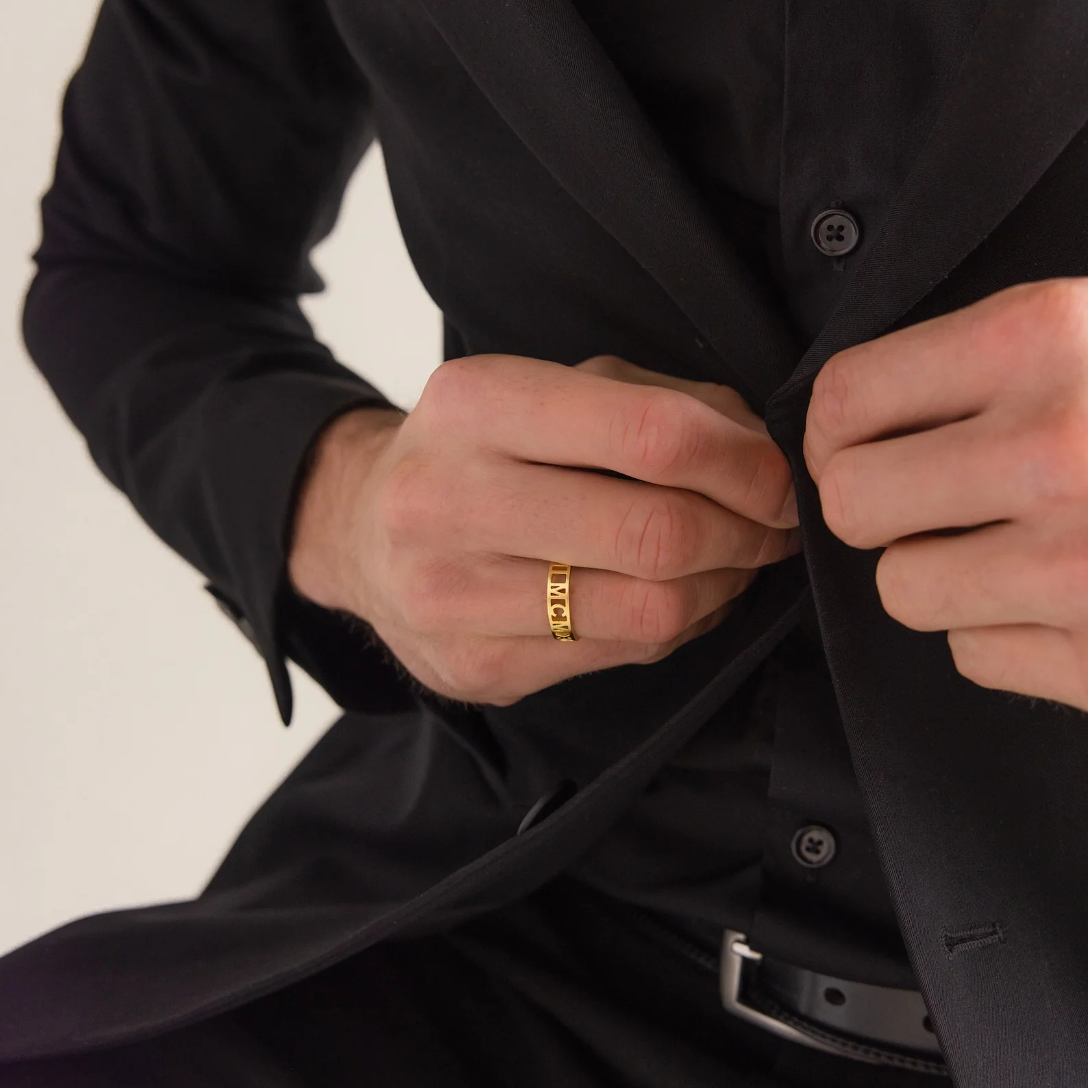 Roman Numerals Ring in 18K Gold - Image 4