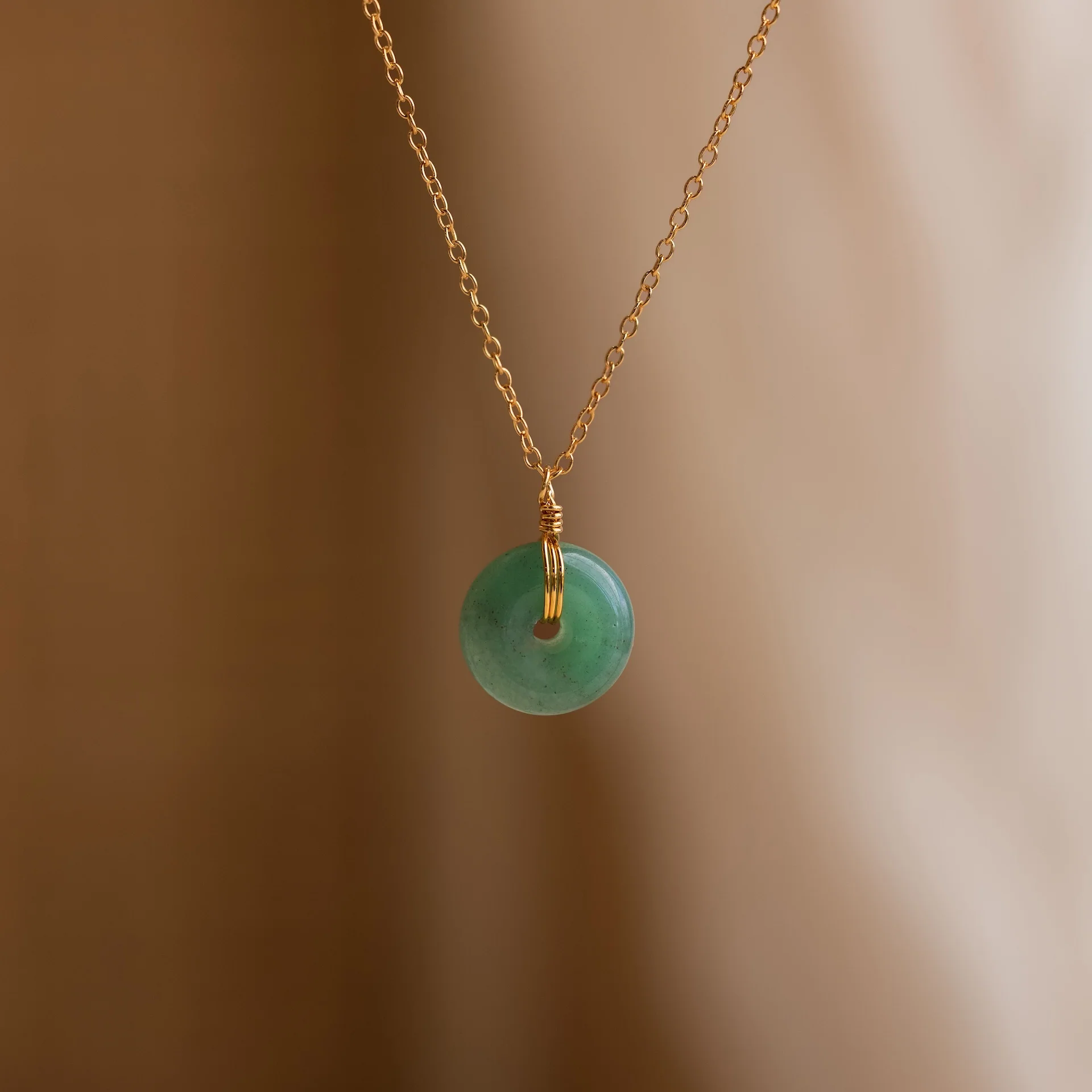 Round Jade Pendant Necklace in 18K Gold - Image 3