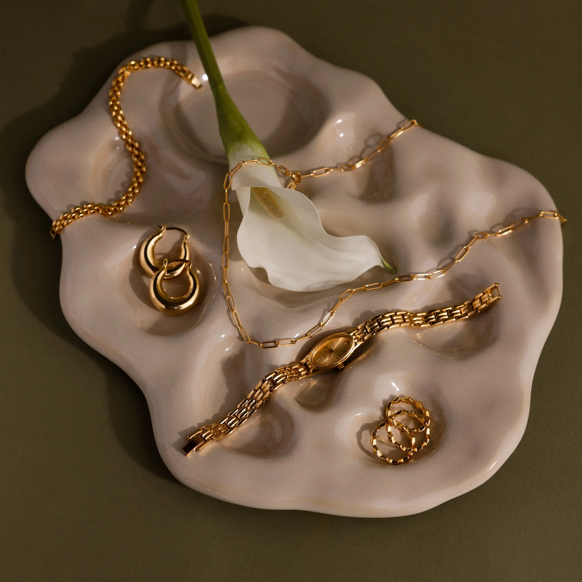 Slim Oval Timepiece in 18K Gold - Image 5