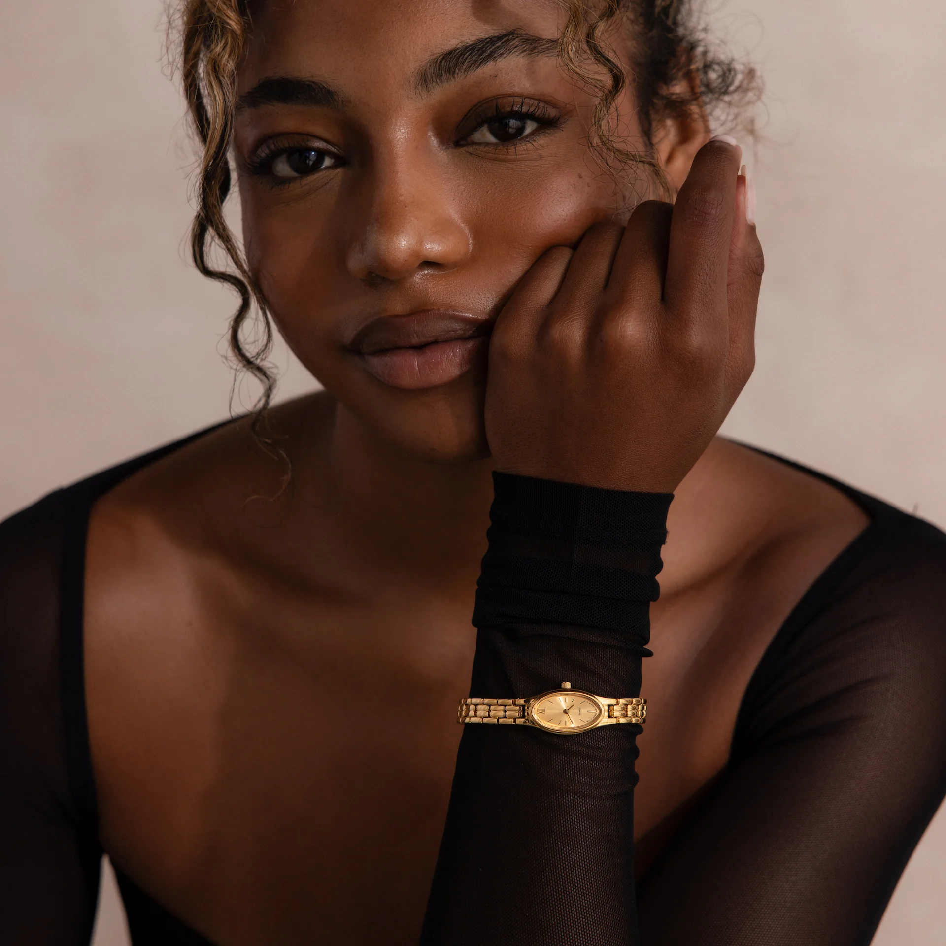Slim Oval Timepiece in 18K Gold - Image 6