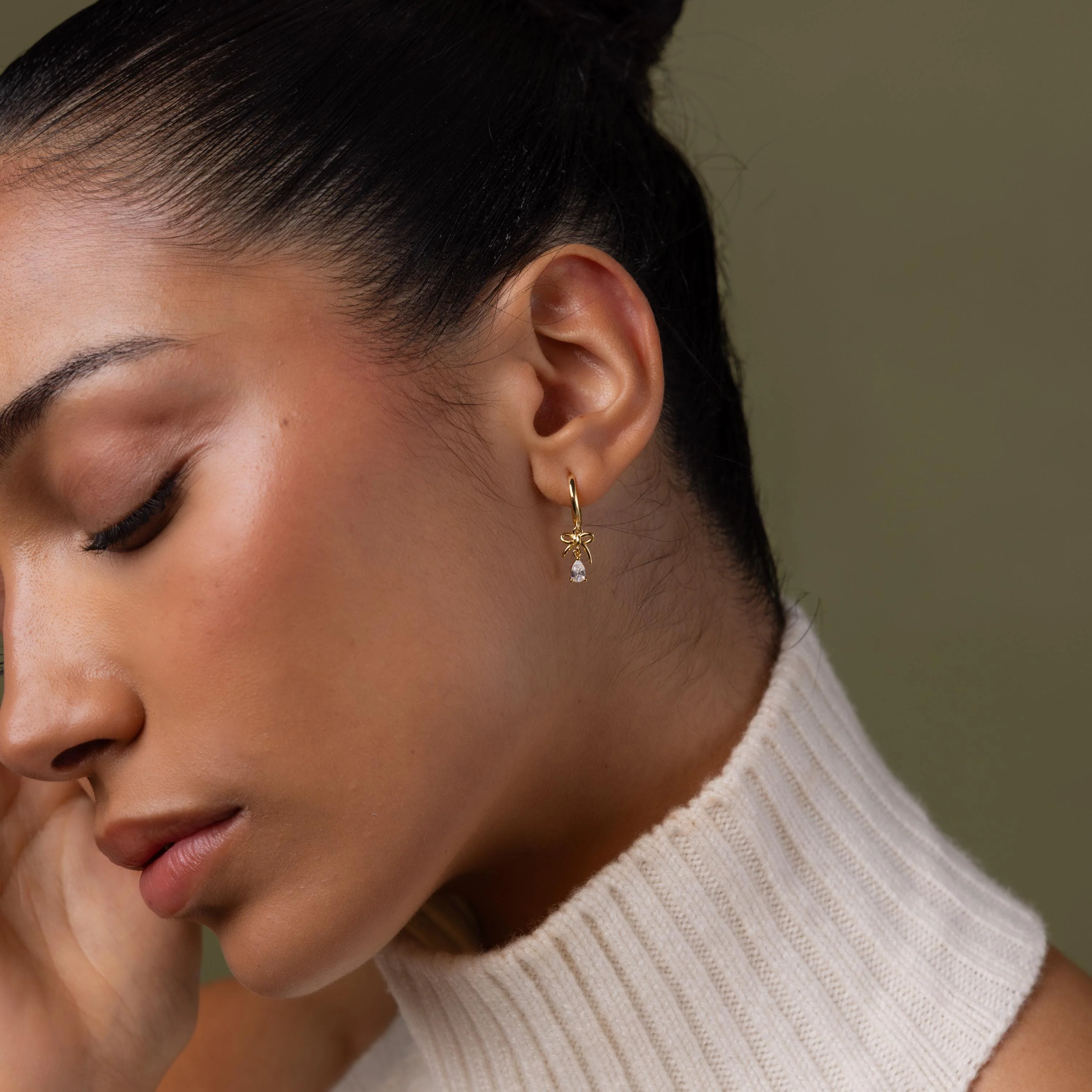 Teardrop Ribbon Charm Hoops in 18K Gold - Image 4