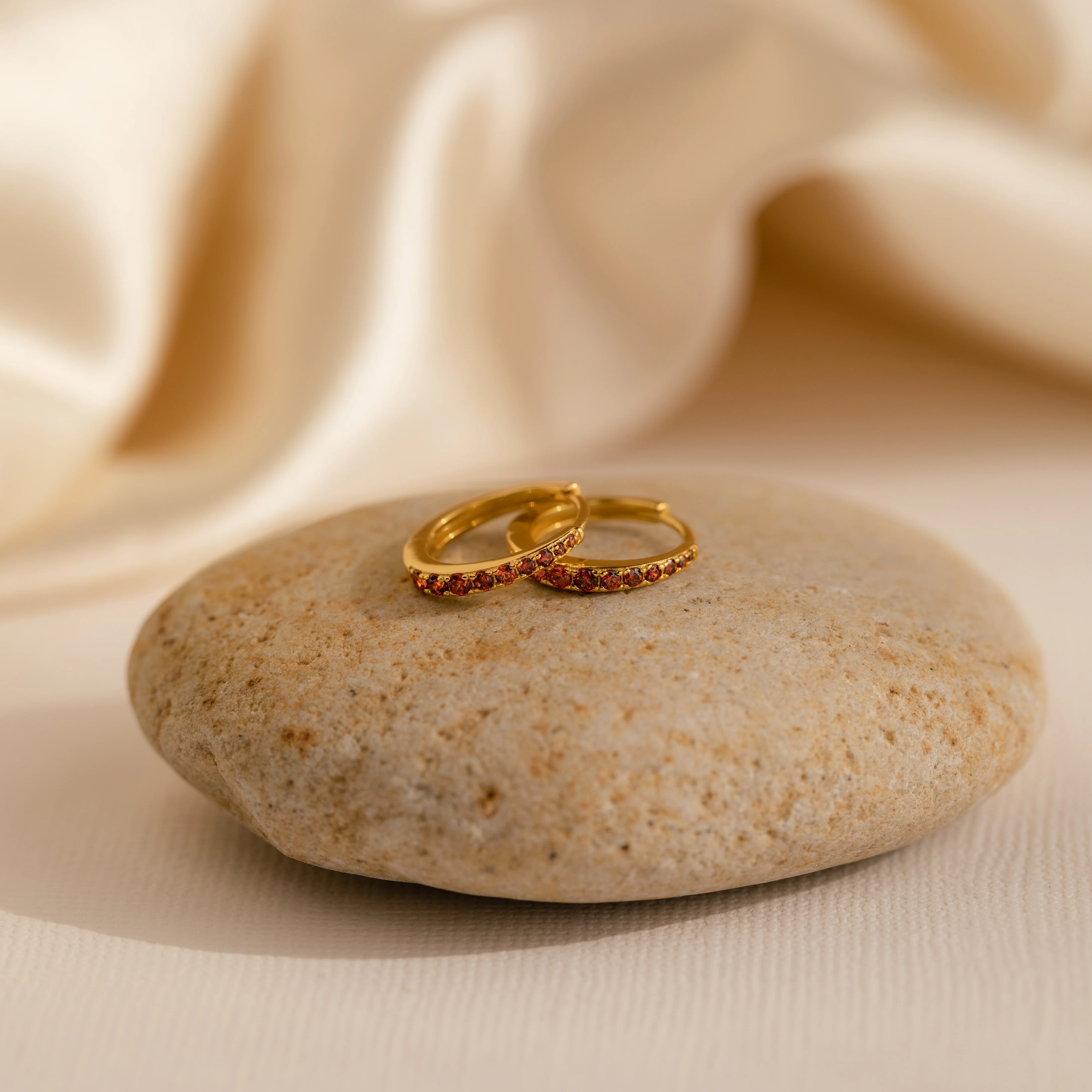 Vera Pave Garnet Huggies